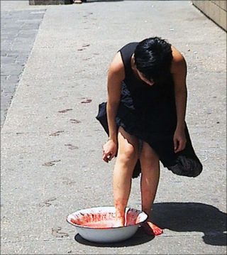 Quien puede borrar las huellas,Quien puede borrar las huellas, vidéo, Regina José Galindo