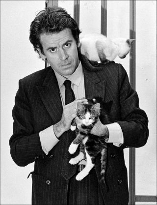 Bernard Lamarche-Vadel et ses chats, photo, Jean Rault