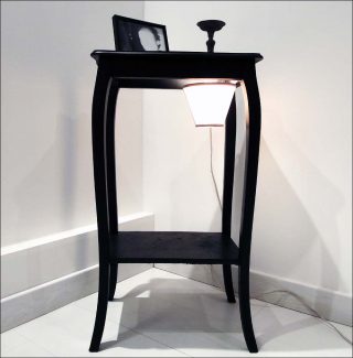 Table de nuit (L’icône anonyme), installation, Alexandra Guillot