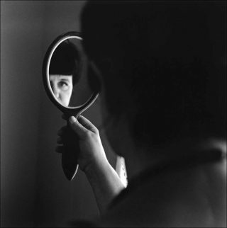 Álfheiður tenant le miroir de sa grand-mère, photo, Christopher Taylor