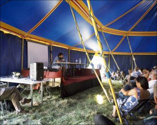 Jean-Baptiste Fressoz (CNRS) explique l'Anthropocène lors du rassemblement annuel sur la ZAD de Notre-Dame-des-Landes, Photo, Bruno Serralongue