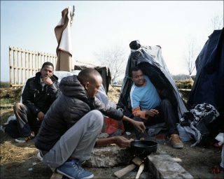 Groupe d’hommes (le petit déjeuner), Photo, Bruno Serralongue