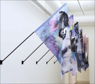 Série de drapeaux - Chromatic kingdom, impression et sérigraphie sur tissu, Raphaël Barontini