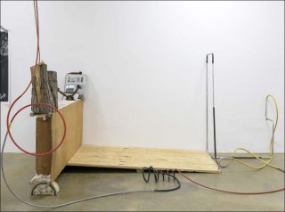 Autodefensión casi fantasÃa en octavos de tono, installation, Abraham Cruzvillegas