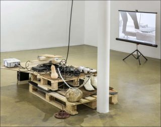 Autoconstriction Approximante vibrante retroflexe (detail), installation, Abraham Cruzvillegas