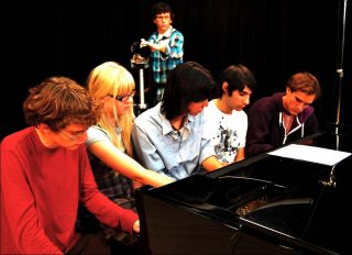 A Piano Played by Five Pianists at Once (First Attempt), vidéo, Koki Tanaka