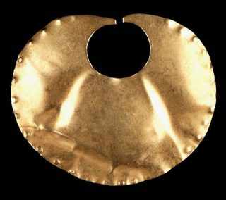 Ornement de nez (nariguera), Anonyme (culture Quimbaya, Colombie)