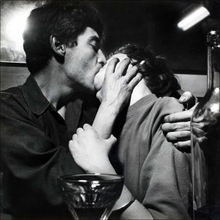 Pierre Feuillette (Jean-Michel) et Paulette Vielhomme (Claudine) s’embrassant au café Chez Moineau, photo, Ed van der Elsken