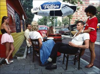 Des adolescents au look des années 50 devant leur café favori, photo, Ed van der Elsken