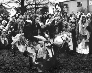 Filles aux masques du cheval et de la chèvre, photo, Markéta Luskačová