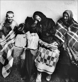 Deux femmes et un enfant reposants, photo, Markéta Luskačová