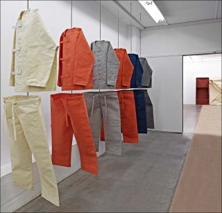 Sechs Ummantelungen, installation, Franz Erhard Walther