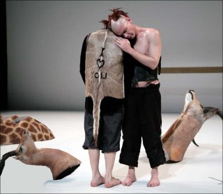 Put your heart under your feet and walk, danse, Steve Cohen