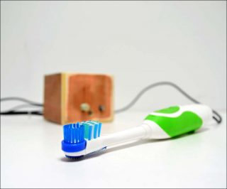 La brosse à dents qui chante l’internationale, installation Quentin Destieu