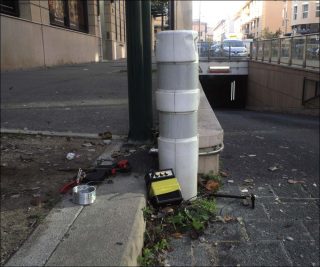 ampli / micro-contact / tige en métal / entrée de parking / voitures, installation sonore, Direct Out