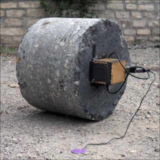 pierre qui roule / micro-contact / mini-ampli, installation sonore, Direct Out