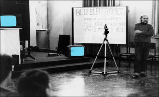 Le bleu électronique, performance, Fred Forest