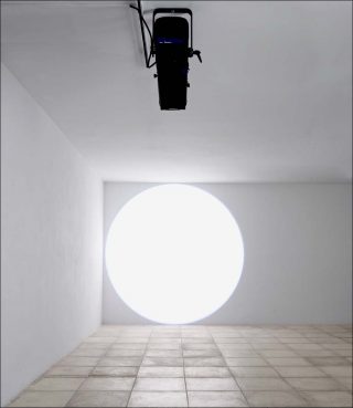 Poursuite au mur, installation, Michel Verjux