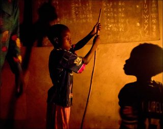 Révision des devoirs à la lampe à pétrole, photo, Pascal Maitre