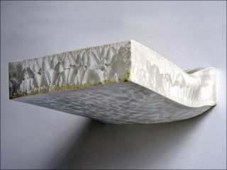 Emmanuel Boos, Je t'aime moi non plus, Galerie Jousse Entreprise - Mobilier d'architecte, 2018. Monolithe de Sèvres, sans titre (Papilloner avec Shirley Eaton), 2017