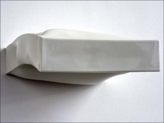 Emmanuel Boos, Je t'aime moi non plus, Galerie Jousse Entreprise - Mobilier d'architecte, 2018. Monolithe de Sèvres, sans titre (No comment), 2017