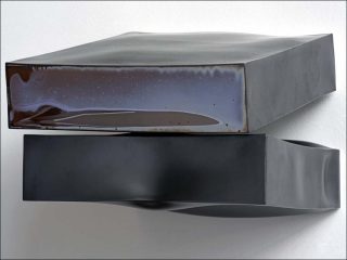 Emmanuel Boos, Je t'aime moi non plus, Galerie Jousse Entreprise - Mobilier d'architecte, 2018. Monolithe de Sèvres, sans titre (Le baiser), 2017