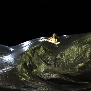 Phia Ménard (Cie Non Nova), Les Os Noirs, 2017