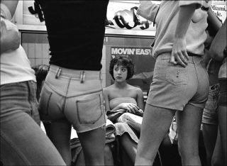 Roseann sur la route pour Manhattan Beach, photo, Susan Meiselas