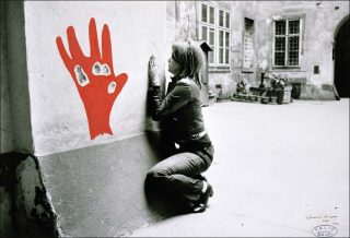 Konfiguration mit Roter Hand, photo, VALIE EXPORT