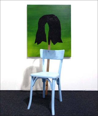 Chaise bleue sur fond vert, installation, We Are The Painters