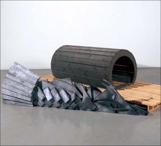 Sleeping Monster (Le monstre endormi), 1986. Installation au sol, Thomas Schütte