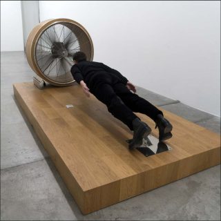 A contre-courant (Hommage à Buster Keaton), installation, Philippe Ramette