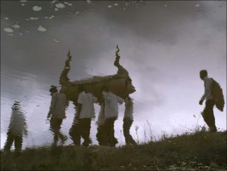 Photogramme issue de la vidéo «Funérailles», photo, Vandy Rattana