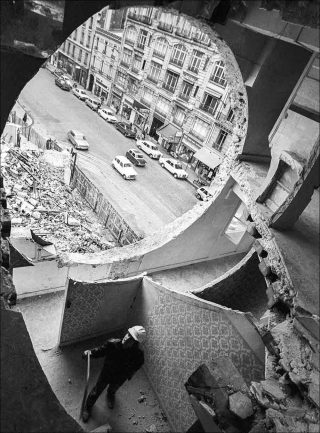 Gordon Matta-Clark travaillant à Conical Intersect, Rue Beaubourg, photo, Marc Petitjean