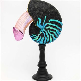 Coquillage belge au garde-à-vous (Noir), sculpture, Jan Fabre