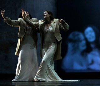 ﻿﻿Carolyn Carlson (﻿﻿Carolyn Carlson Company), Crossroads to Synchronicity, 2017