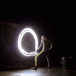 Smaïl Kanouté (Cie Vivons !) et Antonin Fourneau (créateur du Waterlight Graffiti), Jidust (poussière d'eau), 2018