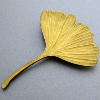Aoyama Studio (Tsuneaki Aoyama), feuille ginkgo. Bois travaillé selon la technique du Kamakura-Bori