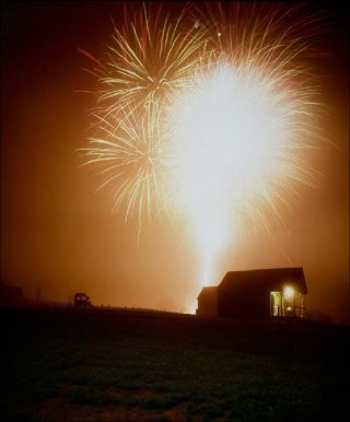 Bruno Serralongue, Feu d’artifice 14/7/00, 2000.