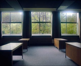 Caroline Bach, Le bâtiment administratif #5, Série « Et, au milieu des arbres, Bataville encore », 2015.