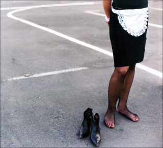 Josephine Meckseper, Untitled (Berlin Demonstration, Servant 3) (détail), 2002.