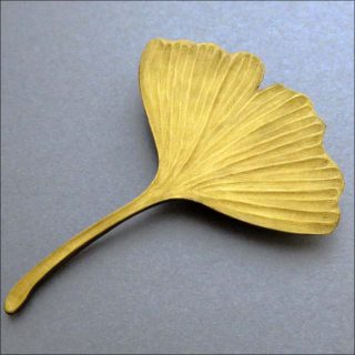 Aoyama Studio (Tsuneaki Aoyama), feuille ginkgo. Bois travaillé selon la technique du Kamakura-Bori