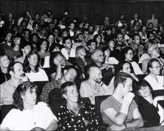 Public à un concert Fluxus, 1962.