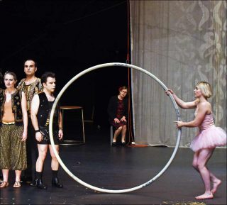 Élise Vigier et Frédérique Loliée (Cie les Lucioles), Kafka dans les villes, 2018