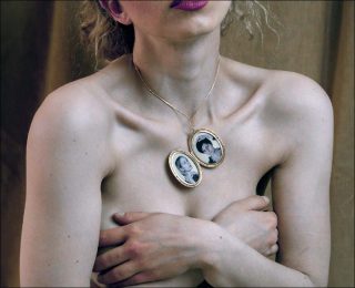 Lisa De Boeck et Marilène Coolens, Unlocking the Locket ( série Somewhere Under The Rainbow) (détail), 2017.