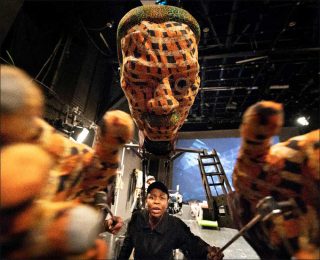 Robyn Orlin et la Handspring Puppet Company, Save the Pedestals!, 2018