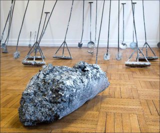 Jonathan Loppin, Produire l’informe. Ecumoires, louches, racloirs et crasse, 2019.