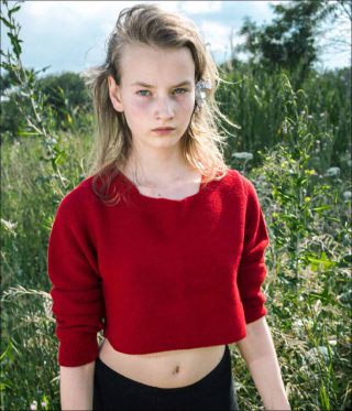 Turkina Faso, Back home with Alice, Rouge. Nord Caucase, Russie (détail), Série Me and Them, 2015.