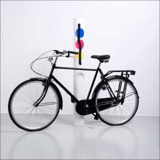 Mathieu Mercier, Sans titre, Sublimation (vélo/primaires aérosol), 2012.