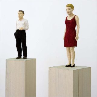 Stephan Balkenhol, Frau mit rotem Kleid, 2009.